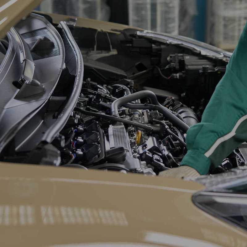 ボンネットを開けてエンジンを整備している様子