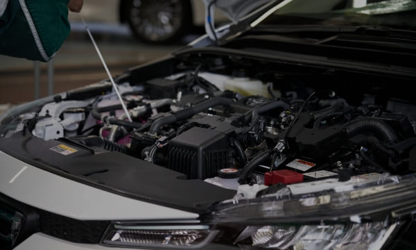 エンジンを点検している様子