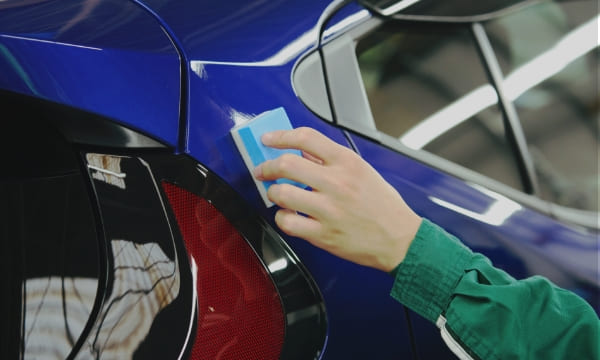 青色のボディをコーティングしている様子