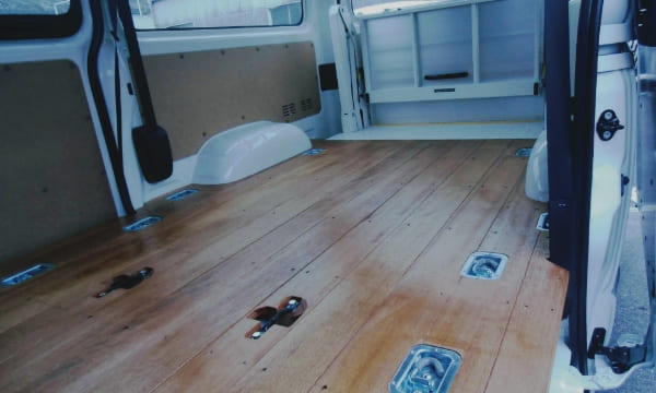 フローリング化したバンの荷台