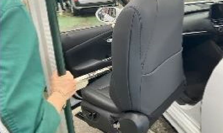 シートをクリーニングしている様子