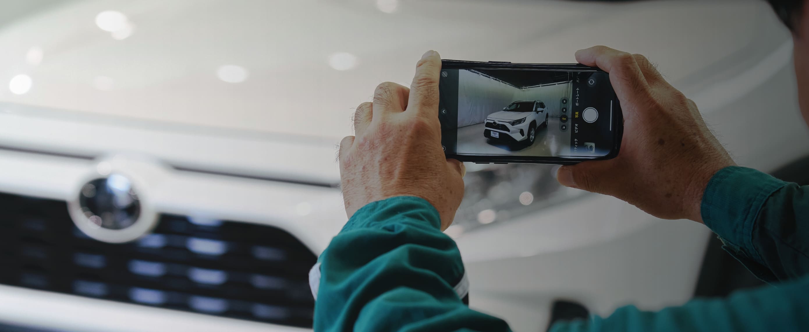 中古車の写真を撮っている様子