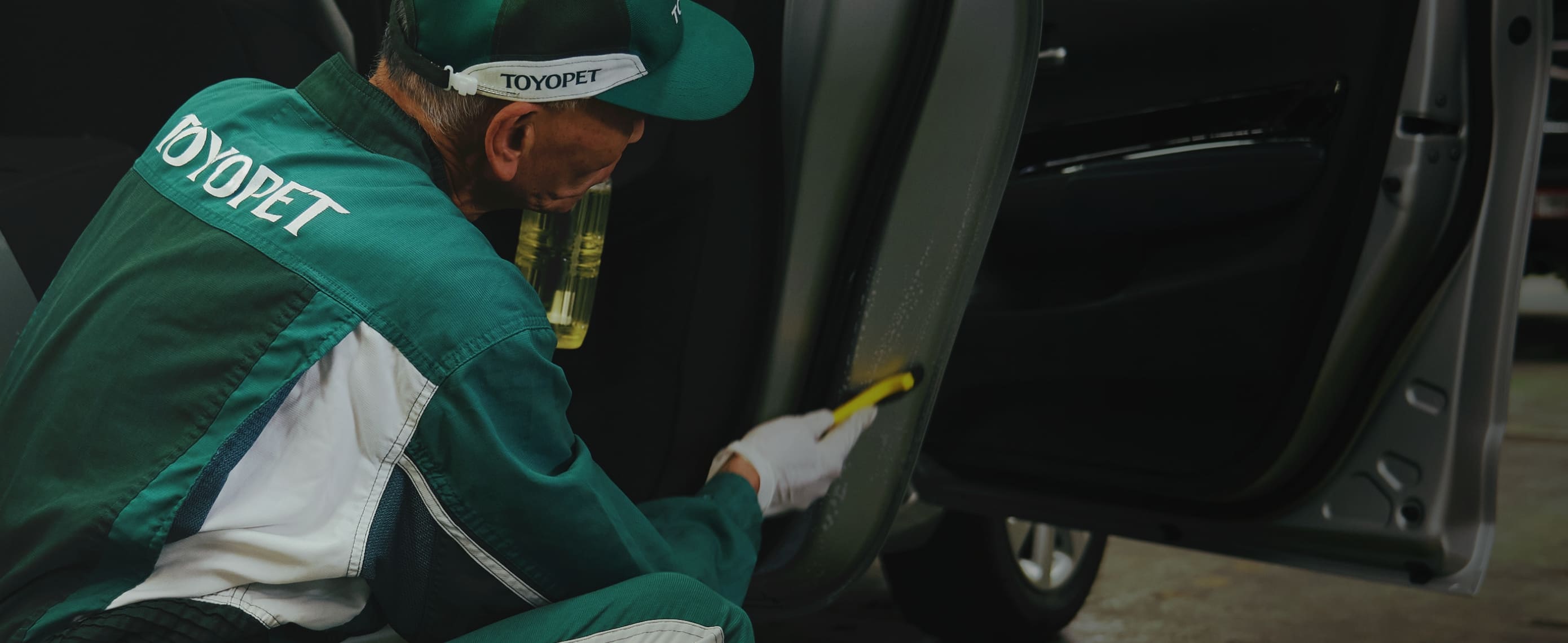 車のドアを開けて中古車の状態をチェックしている様子