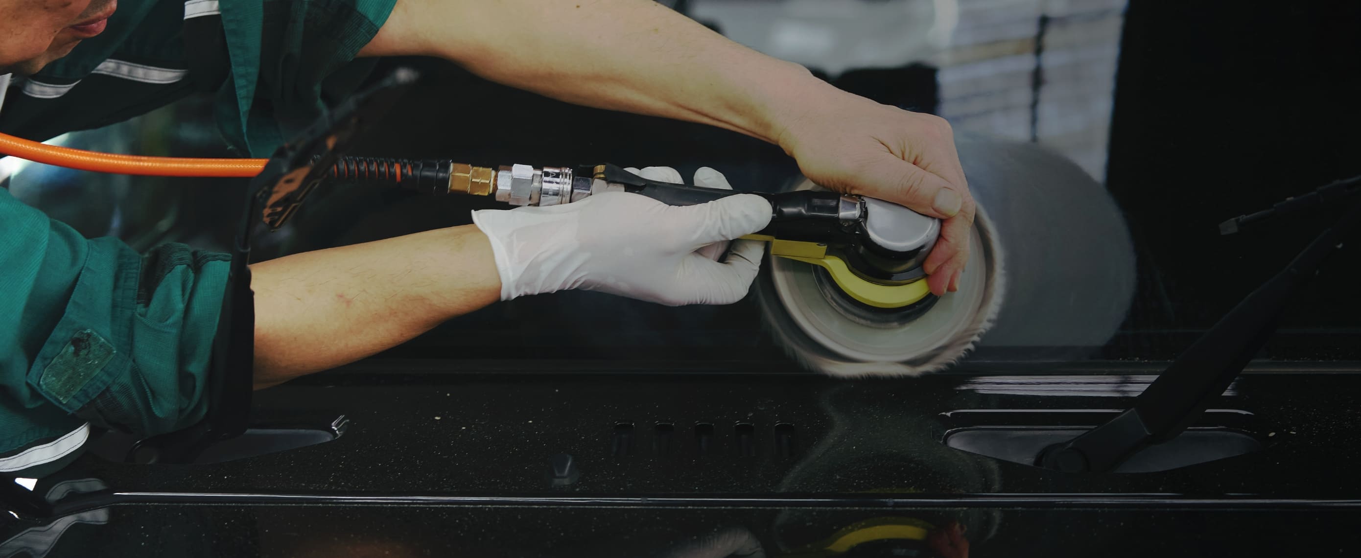 機械を用いて中古車を磨いている様子