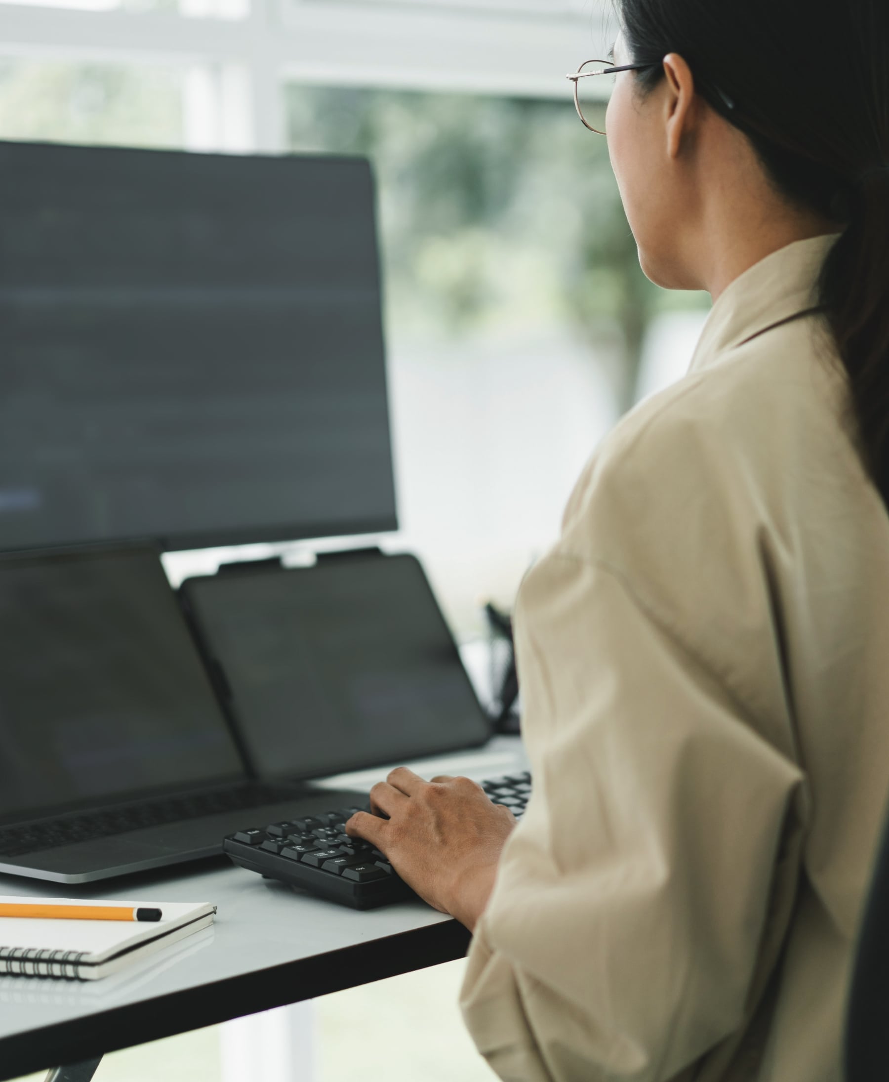 パソコンでキーボード入力している女性