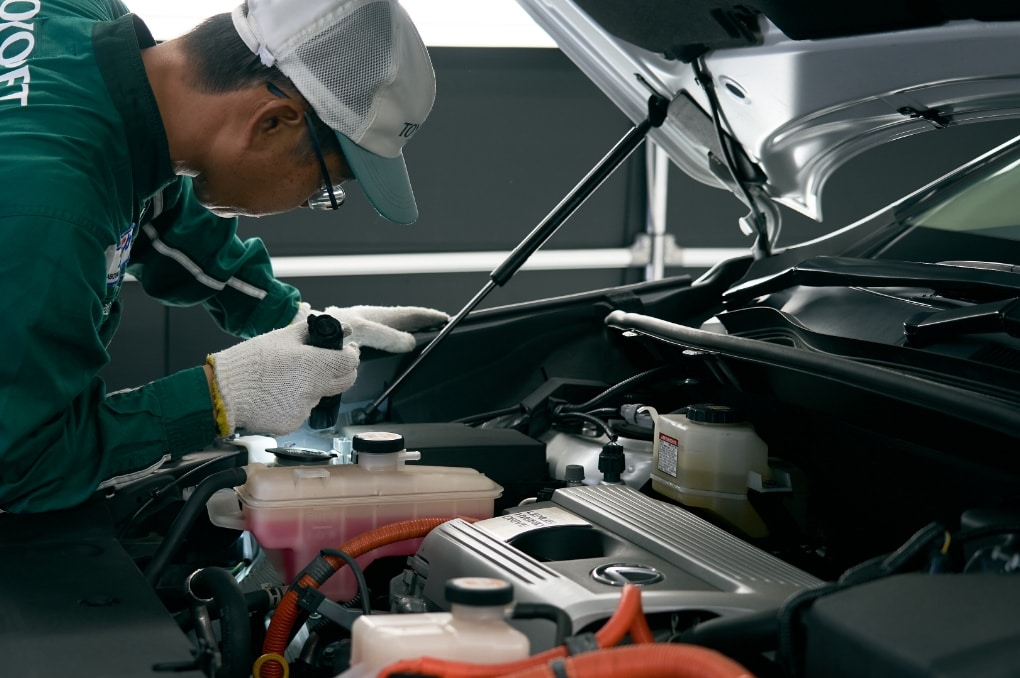 ライトを照らしてエンジンを点検している様子