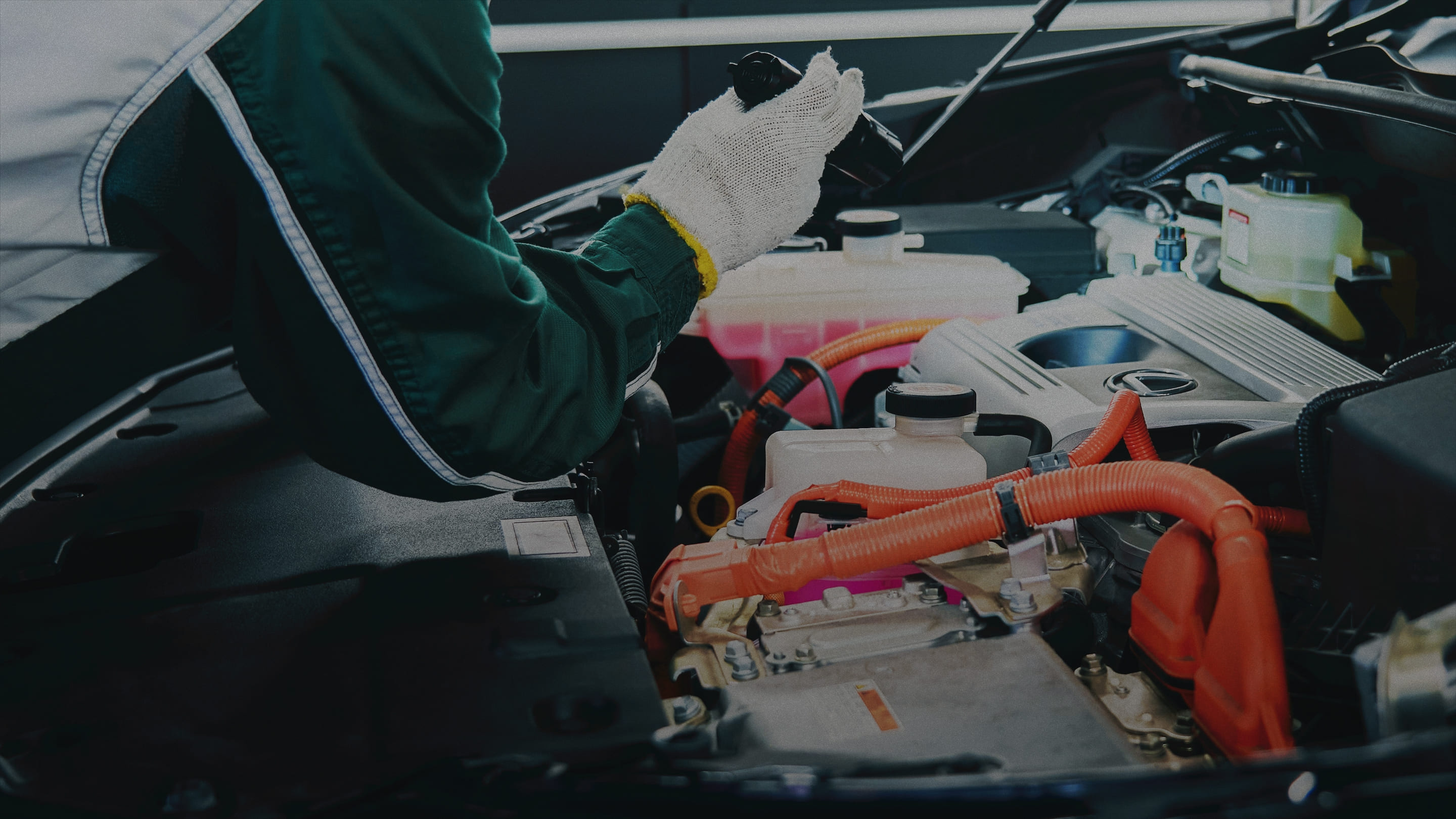 エンジンルームを点検している様子